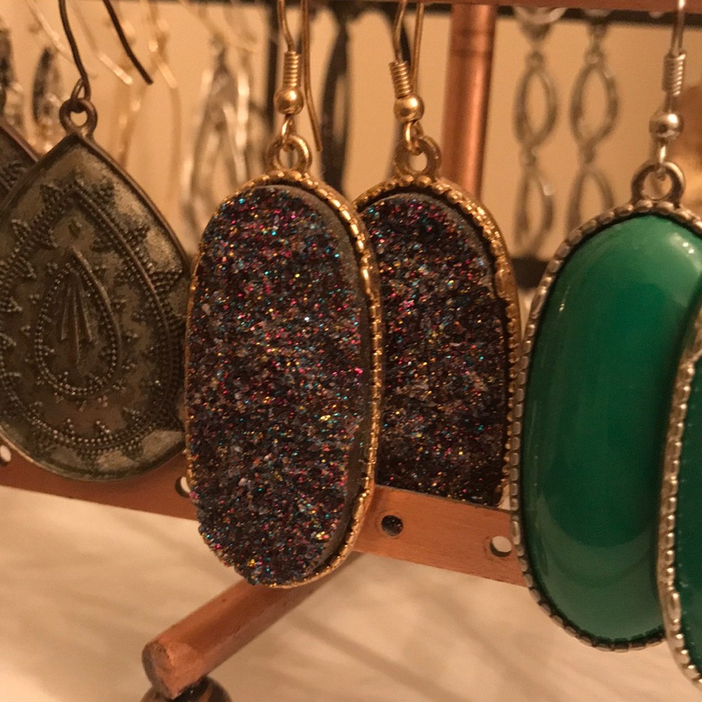 Look like Kendra Scott earrings